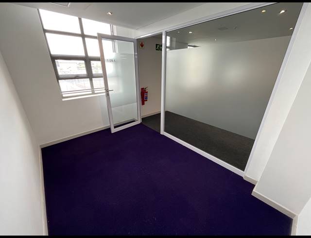 1,030M² BUSINESS TO LET IN WOODSTOCK